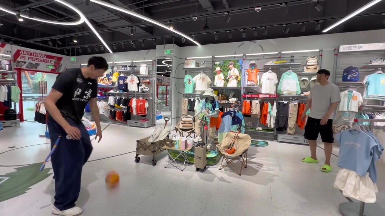 世界杯客户端安装说明-周琦与小丁搞怪玩球：今天不是糊糊涂涂 是更抽象的两个人